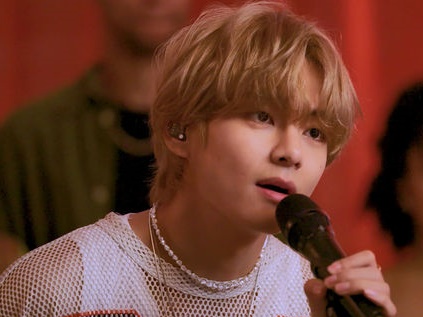 BTS・Vがユーチューブ音楽番組出演へ、“図書館の一角”で何を歌う？9月15日に公開