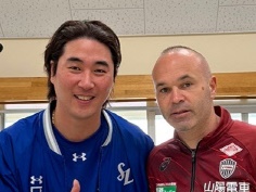 【写真】イニエスタ、沖縄で韓国プロ野球選手と2SHOT