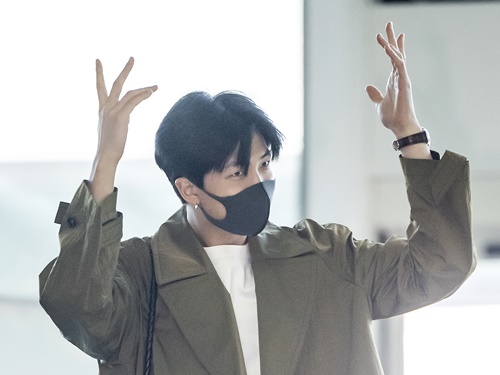 BTS・RM、トレンチコートが主役の“清潔感満点”なコーデで空港に！ミラノに出発【PHOTO】