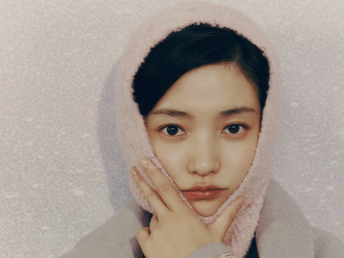 髪バッサリの“美少年化”で話題に！女優キム・テリが魅せる人気韓国ブランドの最新コレクション【PHOTO】