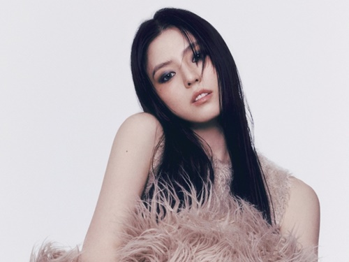 人気女優ハン・ソヒがスモーキーメイクで魅せた退廃美…細すぎる腹部もあらわに【PHOTO】