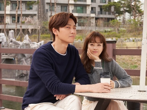 『コンクリート・ユートピア』より、パク・ソジュン♡パク・ボヨンのラブラブカット公開！