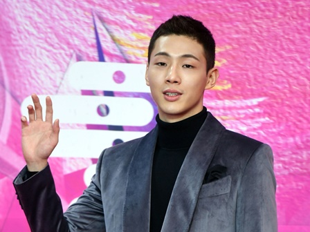 本田圭佑との2ショットで話題に　過去の“いじめ”疑惑で韓国を出たジス、母国に出没