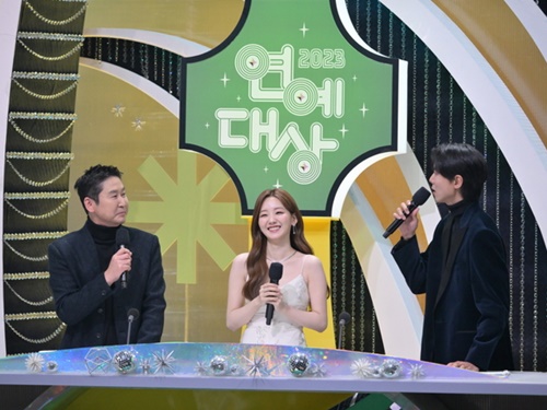 “トロフィーばらまき”に辟易…実力無視の韓国芸能大賞に視聴者の怒りが殺到「権威が落ちた」