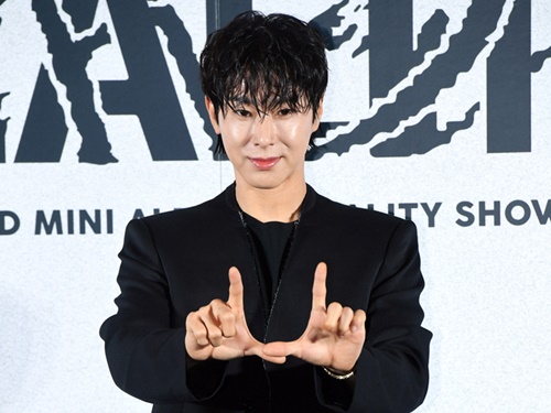 東方神起・ユンホ、最新ALで“後輩”カリナと共演の理由明かす…デビュー20周年控え後輩への助言も