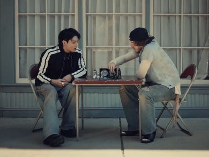 BTS・JUNG KOOK、新曲『3D』のMVでジャック・ハーロウとチェスに興じる
