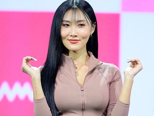 【写真】過激ダンスが“公然わいせつ罪”で告発された歌手ファサ、光り輝くホットボディを大胆披露！