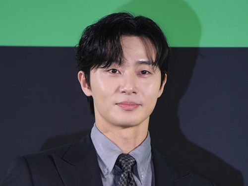 パク・ソジュン、初共演相手のIUの“奇跡”を実感？「IUが韓国から来るやいなや…」
