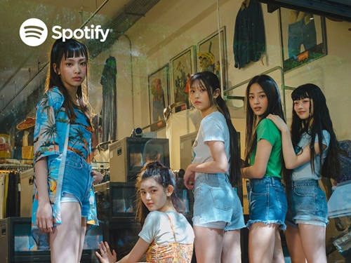NewJeans、デビューから1年足らずで絶大な人気に…Spotifyで7曲の合算が累計15億ストリーミング突破