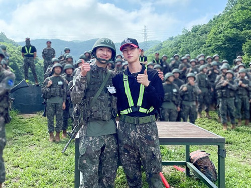 【写真】“兵役中”BTS・JINとWINNERカン・スンユンが2SHOT！助教＆訓練兵として肩組み笑顔