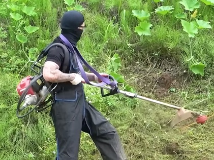 “草刈り”で生計を立てる元K-POPアイドルが「今が幸せ」のワケ、芸能活動で味わった苦痛とは