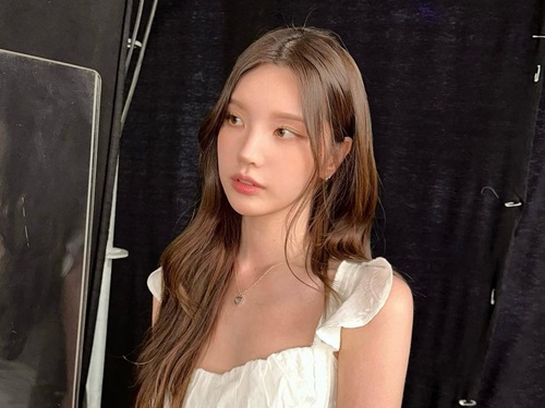 【写真】純白衣装で“腹チラ”…パク・ソジュンとの熱愛説で話題の美女ユーチューバーが感謝を伝えた相手とは？