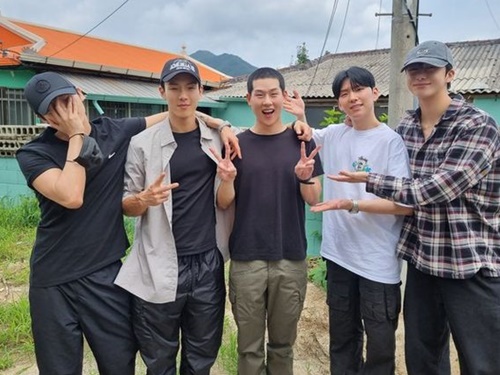 MONSTA X・ジュホン、メンバーに見送られながら兵役へ…丸坊主で凛々しく敬礼