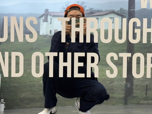 “現役アイドル”と6年熱愛の韓国俳優、初の写真展にご満悦の様子？ファッションセンスも抜群【PHOTO】