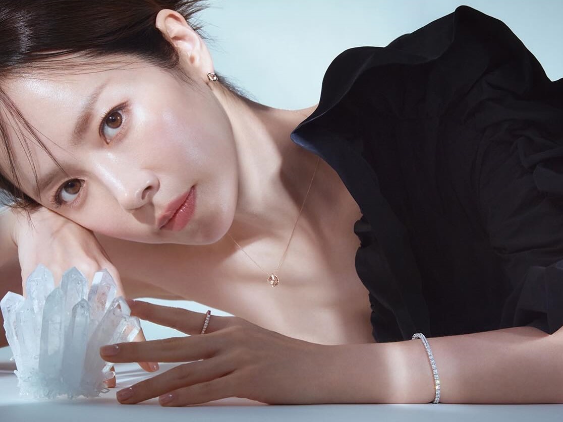 『イ・サン』女優ハン・ジミン、大人の“鎖骨魅せ”で叶えるホリデールックに反響【PHOTO】