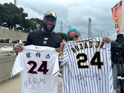 阪神ファンと元助っ人ロハス、日本で実現した心温まる再会「甲子園で毎日見た…また会えて嬉しい」