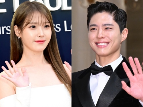 IU（左）、パク・ボゴム