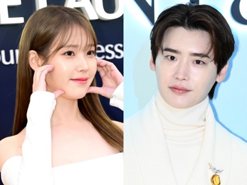 IU（左）、イ・ジョンソク