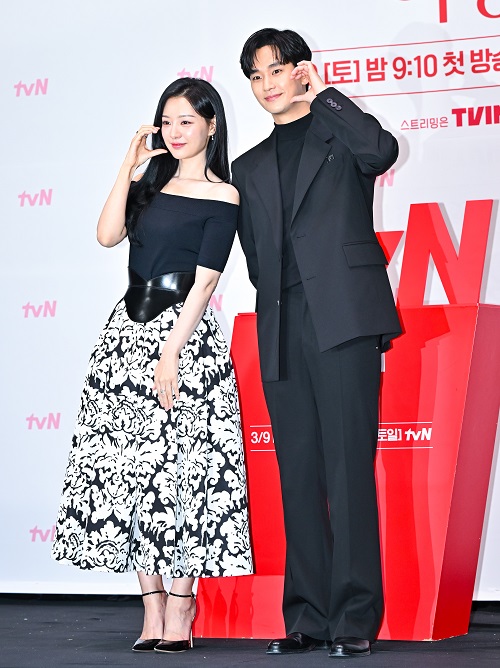 キム・ジウォン（左）とキム・スヒョン