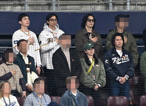 上段左にイ・ドンウクとコン・ユ、下段にソン・イェジン＆ヒョンビン夫婦