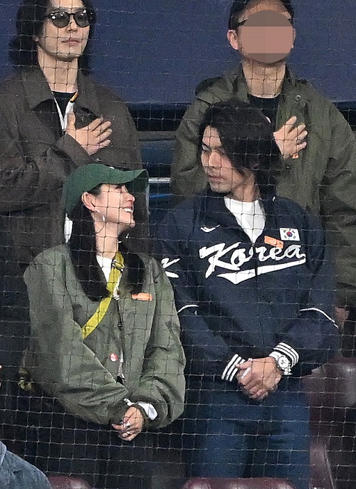 ソン・イェジン（左）とヒョンビン