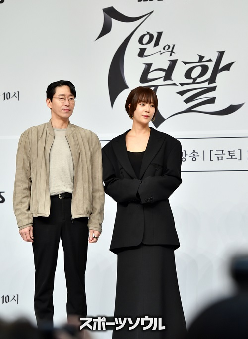 オム・ギジュン(左)とファン・ジョンウム