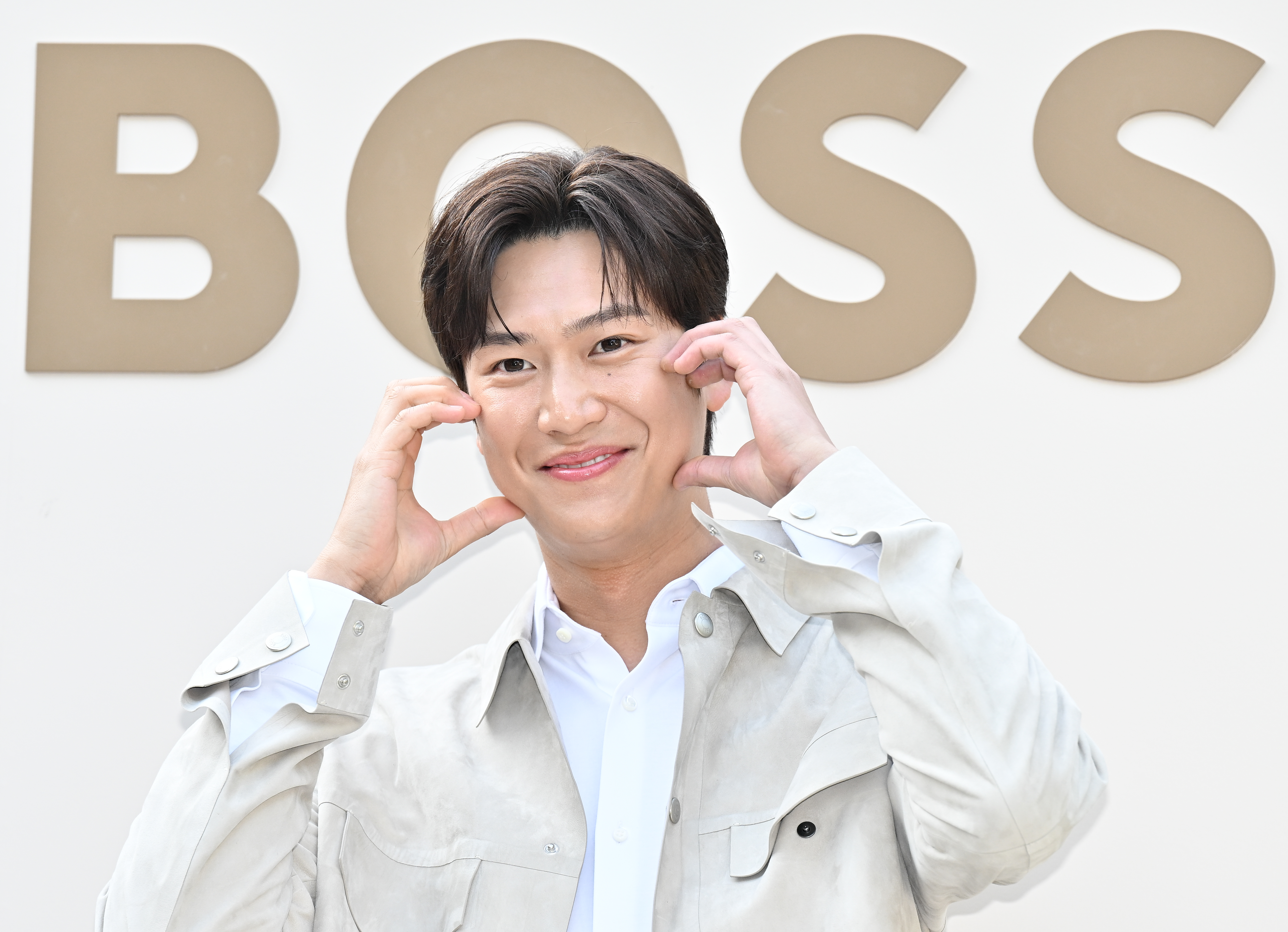 愛嬌振りまきまくり！『私の夫と結婚して』俳優ナ・イヌ、脚の長さ際立つコーディネートで颯爽と登場【独自写真】