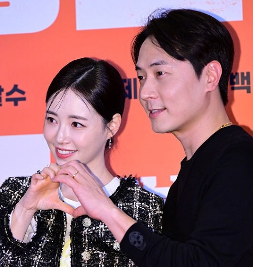 イ・ウンジュ（左）とSHINHWA・アンディ