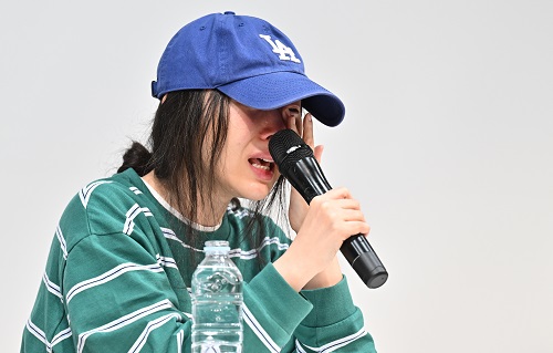 4月25日に行われた緊急記者会見で涙を見せるミン・ヒジン代表