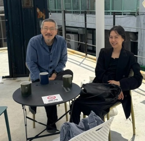 ホン・サンス監督（左）とキム・ミニ