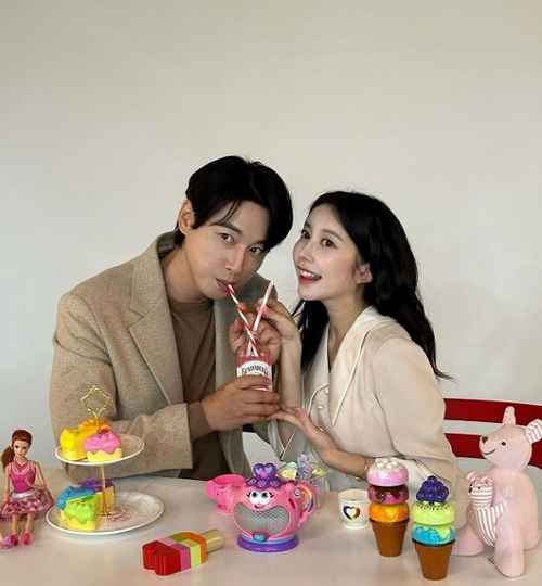 イ・ジフン（左）とアヤネさん