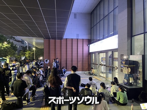 キム・ホジュンを待つ取材陣