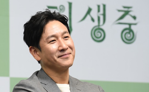 イ・ソンギュンさん