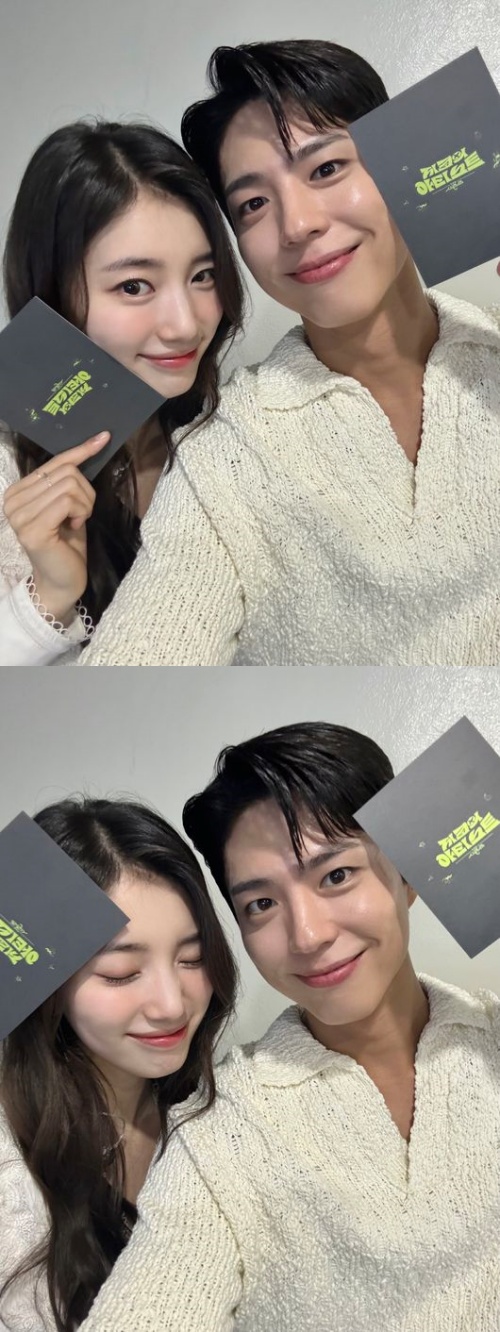 スジ（左）、パク・ボゴム