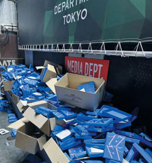 渋谷で大量に捨てられたSEVENTEENのアルバム