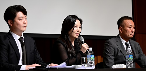 INB100緊急記者会見の様子