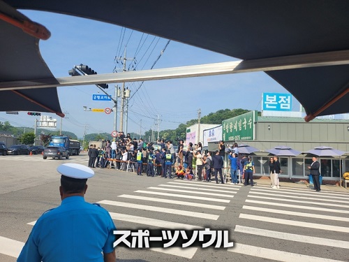 6月12日、JINの除隊を取材するために集まった取材陣​​​​​​​