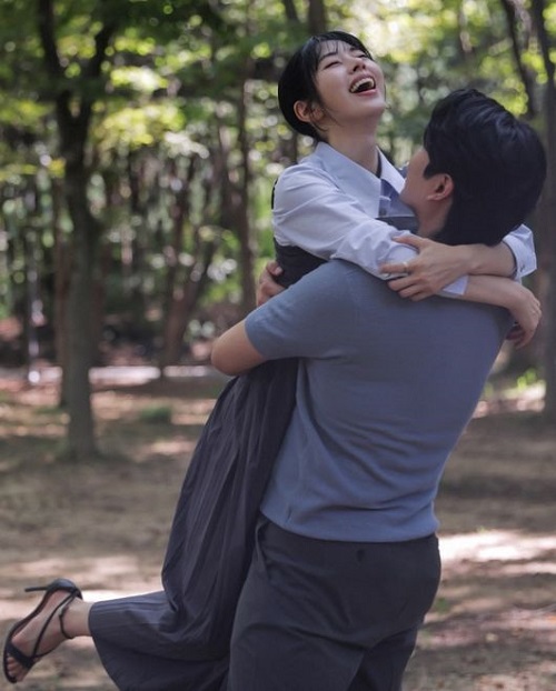 ソ・ドンジュ(左)と恋人