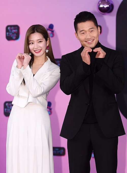 イ・ユビ(左)とカン・ヒョンウク