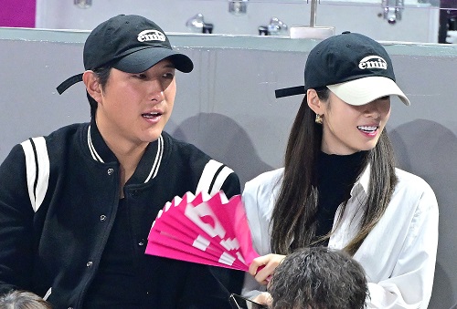 ファン・ジェギュン（左）とジヨン