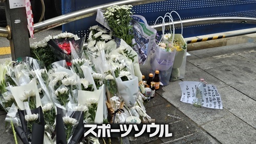 事故現場の献花