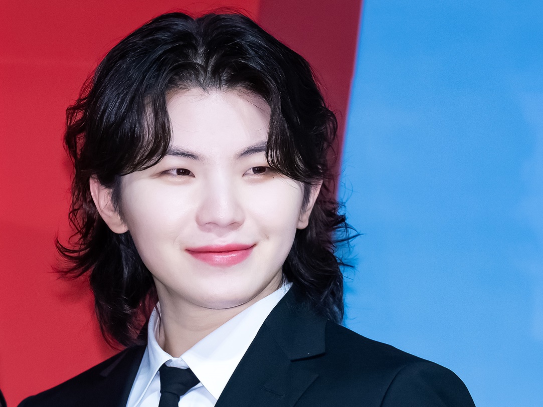 「SEVENTEENの楽曲はAIが作詞・作曲」報道にメンバーWOOZIが猛反発。事務所も訂正を要求