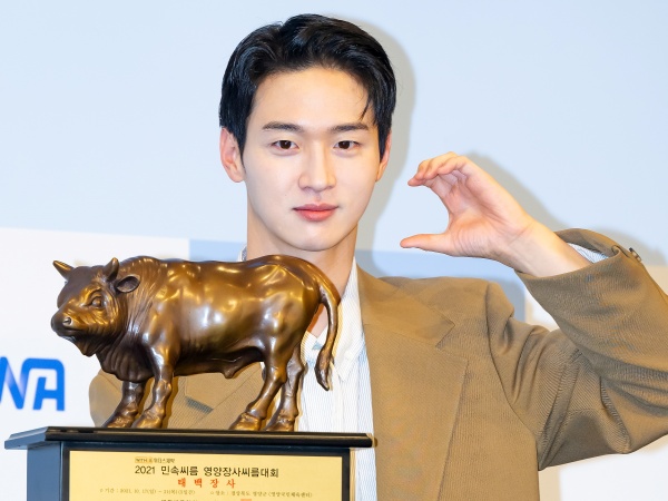 “女装男子”でブレイクしたチャン・ドンユン、パク・ボヨンら所属の大手芸能事務所に移籍！