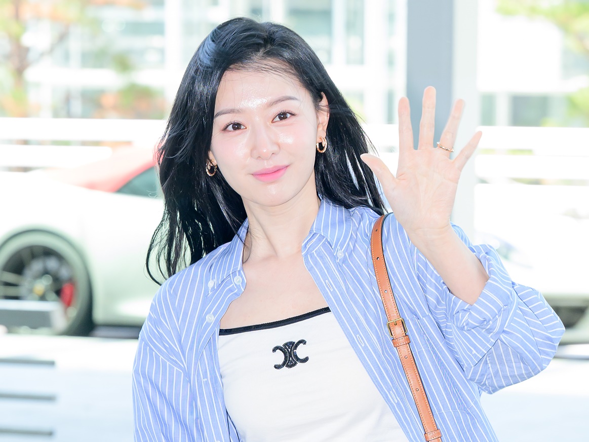 【写真】『涙の女王』キム・ジウォンの華麗なる空港ファッションを特写!!