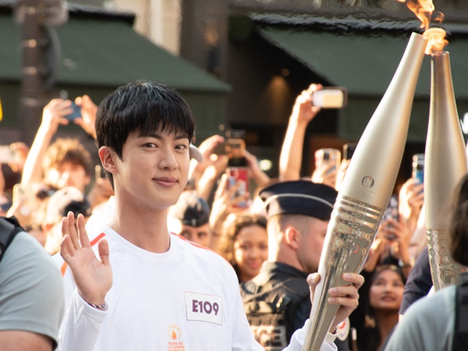BTS・JINがパリ五輪聖火リレーに抜擢されたワケと気になる今後のスケジュール