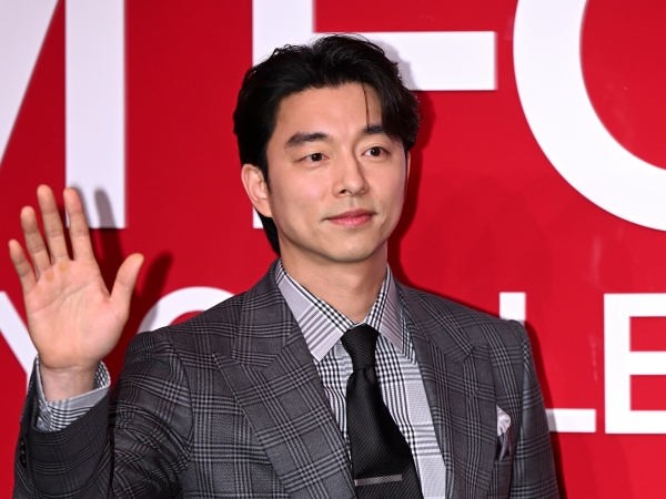 俳優コン・ユ、爽やかな笑顔にノックアウト…！ファンからは「惚れ直した」と反響【PHOTO】