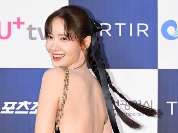 【写真】少女時代・ユナ、シースルードレス姿でもこんなに清楚！「無双しすぎ」とファンを唸らせた1枚