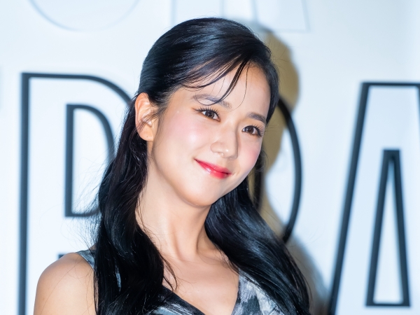 【写真】「すっぴんが可愛すぎる…」BLACKPINK・ジス、“ナチュラルビューティー”な姿に反響続々