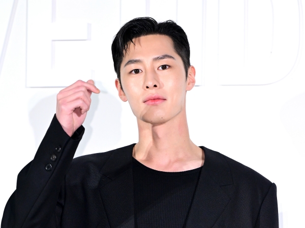 【写真】aespa・カリナと熱愛中！俳優イ・ジェウク、顔面傷だらけ…衝撃的な最新ビジュアルに注目