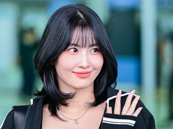 「レベチすぎる」TWICE・モモ、美肌あらわなあぐら姿！“ゆるカーデ×フリルミニ”で魅了【PHOTO】
